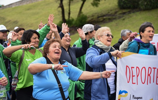 Noticia: Los Adultos Mayores realizaron su caminata a puro baile y color
